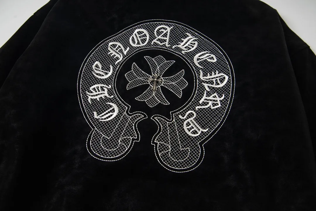 P390 Model No. Y654 Chromehearts/Chrome Hearts Dark Pattern Baseball Jacket Channel Boutique The favorite baseball jacket for trendy men and trendy women. There are versions at all levels in the market (you must compare the details). The most powerful quality control has been producing and researching baseball uniforms for 7 years. The details are exquisite. With it, you are the most beautiful boy in the world. The paint-coated full-face four-button buckle (button with LOGO), the average weight of the fabric is nearly 900 grams, and it is made of wool + eyeliner blended, custom-woven and dyed wool with high color fastness. The lining is made of silky and delicate cupro fiber! The texture is thick, the color is more uniform and beautiful, and the sharp edges and corners are full of three-dimensionality, showing laziness, casualness, and youthful vitality! size：M-XXL